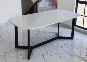 Meja Quartz Stone adalah pilihan yang sangat populer dalam desain interior saat ini. Material ini menggabungkan keindahan alami batu quartz dengan keunggulan teknologi modern, menciptakan meja yang tahan lama dan indah secara estetika