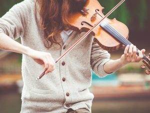 Terungkap! Sejarah Biola - Pelajari perjalanan panjang alat musik klasik ini. Temukan asal-usulnya dan nikmati harmoni masa lalu.
