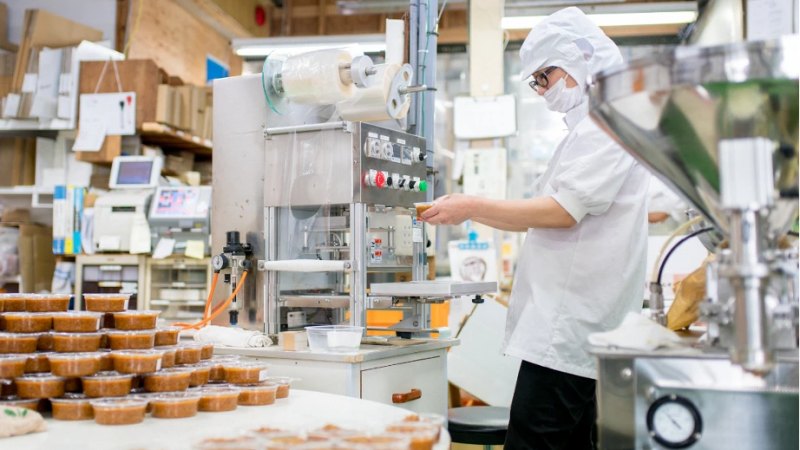 Memastikan kemasan produk kompatibel dengan mesin sealing untuk mencegah risiko kebocoran.