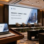 Panduan menyiapkan peralatan presentasi seminar profesional agar acara berjalan lancar tanpa kendala teknis.